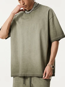 230g Heavyweight Pure Cotton Short-Sleeve T-Shirt For Men. Made From High-Weight, Tightly Spun Cotton, This T-Shirt Boasts A Natural Drape And Crispness. The Loose, Drop-Shoulder, Oversized Fit Is Suitable For Everyday Wear, Commuting, Street Style, Layering, And As A Base Layer. It's Soft Against The Skin, Wrinkle-Resistant, And Features A Simple Solid Color For A Sophisticated Minimalist Style. A Hardcore Basic Top That Combines Comfort And Quality. - 綠色 - 查看 9