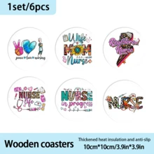 这款充满活力的圆形杯垫以护士为主题，采用对比鲜明的字体、豹纹图案和医疗元素，视觉效果独特，传递出个性化和治愈的氛围。杯垫上的文字赞颂了护士的多元角色，表达了对护理行业的感激和认可，并引发强烈的情感共鸣。 - 木板-杯墊圓 - 查看 6
