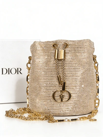 Dior 限量版星形化妆包，采用闪亮金色面料制成，带有吊坠设计，饰有CD和星星图案，外观精致，适合旅行、聚会和送礼。