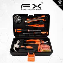 Kit de herramientas, herramientas de decoración del hogar para almacenamiento y almacenamiento, kit: - cinta eléctrica, martillo, tornillos, pinzas y cinta métrica, - tornillos horizontales y transversales, - pluma de prueba de voltaje. Herramientas de reparación de decoración del hogar, equipos de cocina, herramientas de reparación y accesorios, herramientas están hechas de acero al carbono para una ventaja aplastante y duradera, diseño funcional del cuerpo humano, caja de plástico negro para almacenamiento y transporte, caja de herramientas de hardware de almacenamiento. Caja de herramientas para la decoración del hogar, herramienta de tornillos: caja de herramientas con múltiples cabezas de reemplazo. - Modelo regular - Ver 8