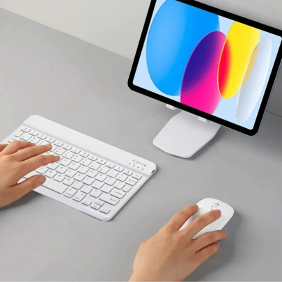 Kabellose Bluetooth Tastatur Maus Kombination, ultraflache tragbare kompakte kabellose Tastatur und Maus Set, kompatibel mit Android, Windows Tablets, Smartphones, iPad Pro, iPad Air, iPad Mini, unterstützt iPadOS/iOS 13 und höher (Weiß)