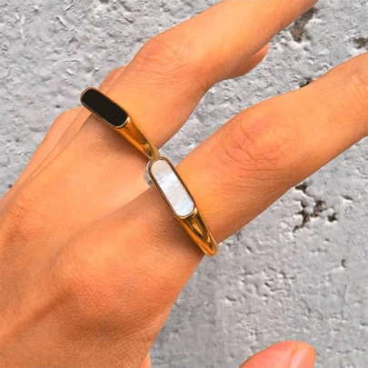 Aritio 1 قطعة خاتم مزين بقذيفة مطلي بالذهب الأصفر عيار 18 قيراط من الفولاذ المقاوم للصدأ، مناسب للاستخدام اليومي والزفاف للنساء، هدية