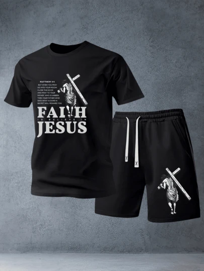 Set de 2 piezas Camiseta de manga corta y pantalones cortos con cordón para hombres. Con diseño de cuello redondo, tela ligera y transpirable, con gráfico de Jesús cargando la cruz y estampado de versículo bíblico, lleno de ambiente veraniego. Este conjunto es adecuado para diversas ocasiones: desde fitness, correr, baloncesto hasta senderismo, camping, pesca, así como para el transporte diario y reuniones casuales.