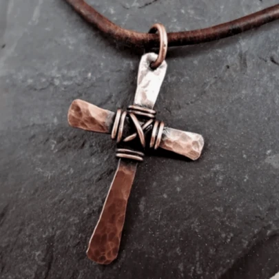 1件复古锤纹十字架吊坠项链，金属丝缠绕，男女皆宜的基督教饰品