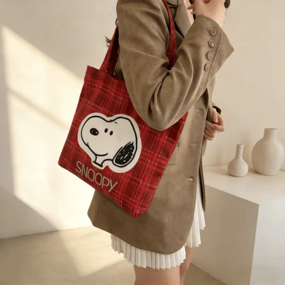 1 pieza Bolso de lona de cuadros rojos en colaboración con Snoopy, con estampado de cuadros rojos versátiles y de estilo de impresión de dibujos animados, adecuado para combinar con trajes, faldas plisadas para crear un look colegial, u outfits casuales como sudaderas y vaqueros, aplicable para la escuela, el trabajo, las compras y otros escenarios diarios