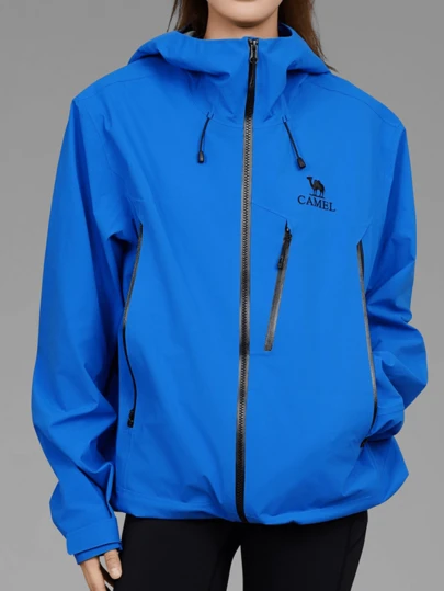 CAMEL CROWN 适合春夏季节的户外硬壳夹克，腋下设有透气拉链。