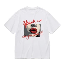 Camiseta negra con el estampado "Spank Me Like You Mean It" y diseño de labios rojos para uso casual. - Blanco - Ver 2