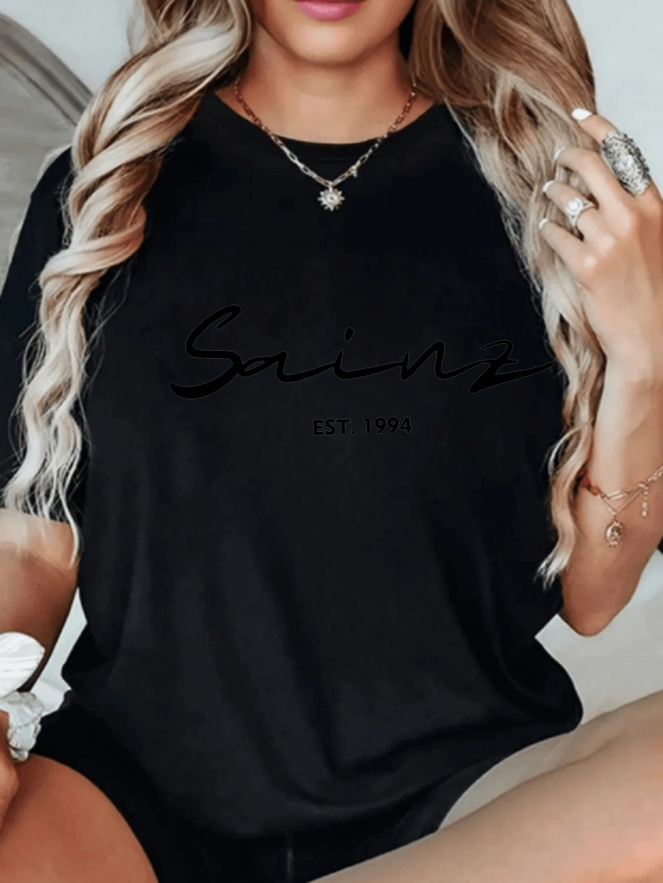 Camiseta unisex, estilo de una pieza, estilo minimalista y moderno, letras escritas a mano e impresas, Sainz y EST.1994 Adecuado para usar en eventos festivos como Pascua, la Copa Mundial, Carnaval y festivales de música de verano. - Negro - Ver 1