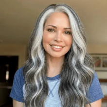 成熟女性24英寸银灰色长卷发蕾丝前合成假发 - 70/30侧分，自然逼真耐热纤维假发 | 适合日常佩戴、主题派对和角色扮演场合 - 灰色 - 查看 3