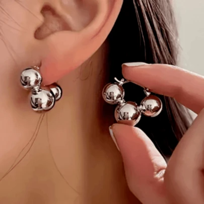 优雅光滑的圆形球形耳环，简约设计，适合日常佩戴和馈赠。