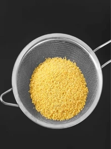 1 pieza Espumadera de acero inoxidable con diseño de malla densa, tamiz de harina de gran tamaño, apto para freír aceite, tamizar harina, filtrar sopa, eliminar residuos, hornear, cocina, freidora, encimera, área de horneado, borde de olla, adecuado para cocina en casa, entusiastas de la fritura, expertos en repostería, cocinas de restaurantes, organización de la cocina - Multicolor - Ver 8