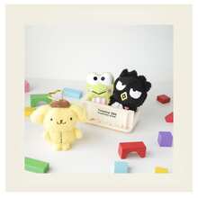 SANRIO 官方三丽鸥角色毛绒钥匙扣，11-15厘米/4.3-5.9英寸，柔软卡通毛绒玩具挂件和钥匙扣，非常适合儿童和粉丝作为可爱的背包装饰，用于玩耍、房间展示和收藏——是完美的节日礼物。 - 彩色 - 查看 7