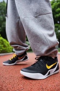 Nike Kobe 9 EM Low Protro 舒适百搭防滑耐穿低帮篮球鞋，男女通用，黑金配色 - 黑金色 - 查看 7