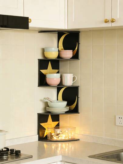 رف حائط زاوي ذو تصميم مدخر للمساحة بنمط نجوم وقمر باللونين الأسود والذهبي، منظم تخزين وعرض ديكوري منزلي أنيق وعصري بتصميم عمودي متعدد الطبقات بشكل ربع زاوي مفتوح، حواف ملساء، حل تخزين متعدد الطبقات مناسب لتنظيم المطبخ والحمام وأرفف الجدران في غرفة المعيشة وغرفة النوم ومدخل الشقة والمكتب في المساحات الصغيرة