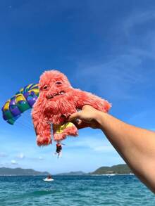 Fuggler Grump Grumps 收藏版怪兽钥匙扣，丑萌怪兽，金色纽扣眼睛，尖牙利齿，朋克风设计，表情鲜明，个性十足，可作为装饰挂件挂在背包、手提包或钥匙上，也适合摆放在办公桌、书架或家居展示，是艺术收藏的理想之选。这款怪诞可爱的配饰深受收藏家和另类设计爱好者的喜爱，也是送给朋友、情侣、生日、节日和特殊场合的独特礼物之选。 - 彩色 - 查看 4