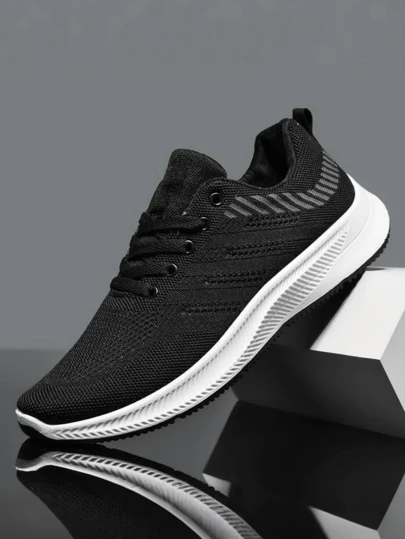 Zapatillas deportivas retro para hombre en blanco y negro, con diseño de colores contrastantes y estilo de cordones en la parte delantera, cómodas y transpirables, ideales para correr, uso diario y actividades al aire libre