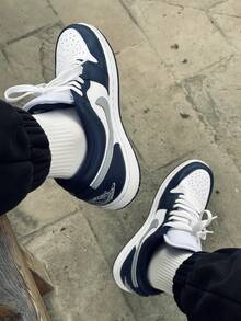 Nike Jordan Air Jordan 1 皮革舒适多功能防滑耐用低帮复古篮球鞋，白色 - 白黑色 - 查看 9