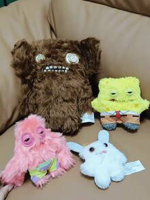 Fuggler Grump Grumps 收藏版怪兽钥匙扣，丑萌怪兽，金色纽扣眼睛，尖牙利齿，朋克风设计，表情鲜明，个性十足，可作为装饰挂件挂在背包、手提包或钥匙上，也适合摆放在办公桌、书架或家居展示，是艺术收藏的理想之选。这款怪诞可爱的配饰深受收藏家和另类设计爱好者的喜爱，也是送给朋友、情侣、生日、节日和特殊场合的独特礼物之选。 - 彩色 - 查看 10