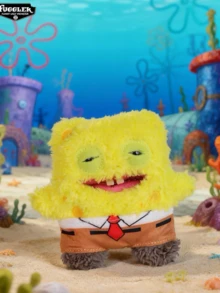 Fuggler Grump Grumps 收藏版怪兽钥匙扣，丑萌怪兽，金色纽扣眼睛，尖牙利齿，朋克风设计，表情鲜明，个性十足，可作为装饰挂件挂在背包、手提包或钥匙上，也适合摆放在办公桌、书架或家居展示，是艺术收藏的理想之选。这款怪诞可爱的配饰深受收藏家和另类设计爱好者的喜爱，也是送给朋友、情侣、生日、节日和特殊场合的独特礼物之选。 - 彩色 - 查看 9