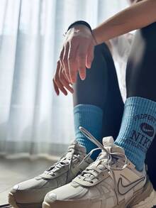 Nike V2K Run GTX 女款舒适、多功能、防滑、耐穿、透气低帮跑鞋，浅灰色 - 淺灰色 - 查看 9