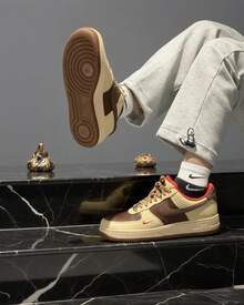 Nike Air Force 1 舒适百搭低帮运动鞋，男款，棕色 - 棕色 - 查看 10