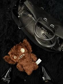 Fuggler Grump Grumps 收藏版怪兽钥匙扣，丑萌怪兽，金色纽扣眼睛，尖牙利齿，朋克风设计，表情鲜明，个性十足，可作为装饰挂件挂在背包、手提包或钥匙上，也适合摆放在办公桌、书架或家居展示，是艺术收藏的理想之选。这款怪诞可爱的配饰深受收藏家和另类设计爱好者的喜爱，也是送给朋友、情侣、生日、节日和特殊场合的独特礼物之选。 - 彩色 - 查看 11