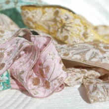 1.5码金属质感花卉刺绣蕾丝花边 - 莲花亮片设计，包含粉色、绿色和米色 - 适用于DIY工艺品和服装配饰的装饰丝带，圣诞节和万圣节蕾丝装饰，节日装饰 - 多色 - 查看 4