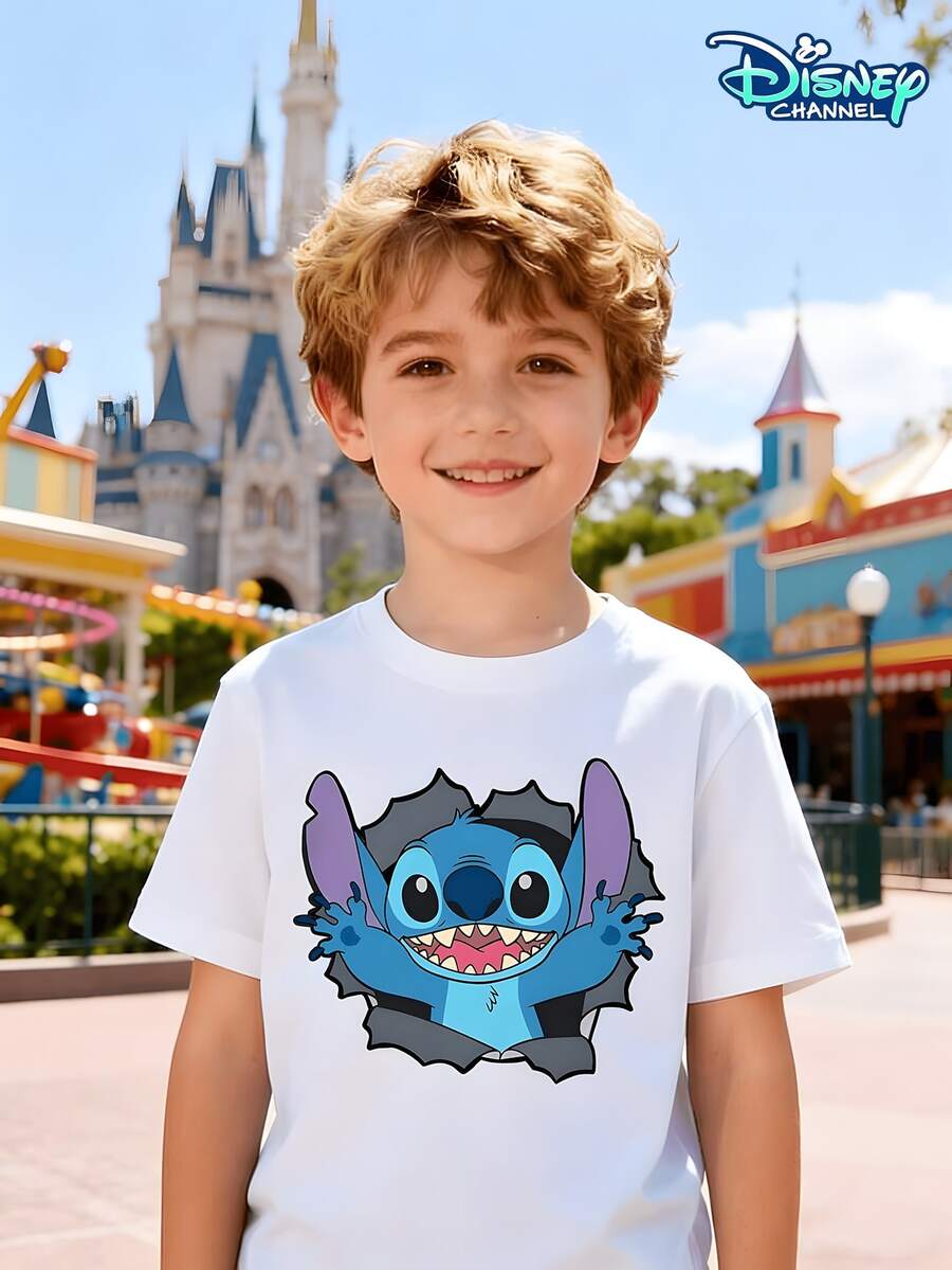 Camisetas de manga corta para niños en : Un nuevo estilo de verano para niños de 4 a 12 años con el tema divertido de Stitch de Disney rompiendo la pared. El frente muestra una gran cara sonriente de Stitch asomándose a través de una pared, mientras que la espalda presenta un diseño divertido de la Bottom de Stitch asomándose desde una pared. Esta camiseta de cuello redondo en color blanco puro con un ajuste holgado se combina fácilmente con pantalones cortos de mezclilla, pantalones cargo, pantalones cortos de playa o pantalones deportivos. Ideal para niños de 4 a 12 años para viajes a Disneyland, la escuela diaria, campamentos al aire libre, fiestas familiares, compras de fin de semana, picnics y talla grande. Está hecha de tela de alta calidad, suave, transpirable, absorbente del sudor, duradera y que mantiene la forma después del lavado. Disponible en una gama completa de tallas, el diseño divertido de Stitch rompiendo la pared es llamativo y crea un look de verano vibrante. Como u - Blanco - Ver 1