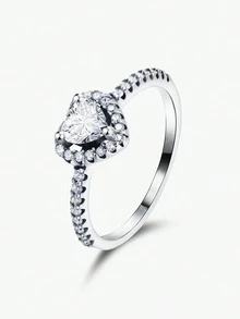 Anel de casamento feminino minimalista em prata de lei 925 com zircônia cúbica em formato de coração e semicírculo cravejado de diamantes. Elegante e luxuoso, perfeito para noivas e casais. Ideal para presentear com um anel de compromisso ou noivado. - Prata - Ver 40