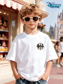This Boys' Disney Cruise Series Mickey Mouse Captain Print Short-Sleeved T-Shirt Features A Small Logo On The Front And An All-Over Nautical Cartoon Pattern On The Back. Ideal For A Variety Of Occasions Including Disneyland Visits, Cruise Trips, Family Vacations, Birthday Parties, School Days, Summer Outings, Playdate Gatherings, And Theme Park Photo Shoots, It's The Perfect Souvenir For Family Trips. It Brings More Fun Interactive Moments For Kids At The Park And On Cruise Adventures, And Is Also Great For Casual Occasions Like School Days, After-School Activities, And Family Dinners. A Standout Piece For Sharing Your Child's Photos On Social Media And A Cherished Travel Memento, It Meets Parents' Dual Needs Of Creating Unique Travel Memories And Having A Practical Everyday Wear Piece For Their Kids. - 白色 - 查看 2