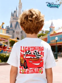 Hot-Selling Boys' Short-Sleeved T-Shirts – New Summer Styles For Children Aged 3–12, Featuring The Disney Cars Lightning McQueen Theme. The Front Features Simple "LIGHTNING MCQUEEN EST 2006" Lettering And A Mini Racing Car Print, While The Back Displays A Large Lightning McQueen Racing Car Graphic, A Victory Flag, And An All-Over "LIGHTNING" Lettering Pattern. This Pure White Crew Neck Tee With A Loose Fit Pairs Easily With Athletic Shorts, Cargo Pants, Jeans, Or Beach Shorts, And Is Perfect For Boys' Disneyland Trips, Racing-Themed Parties, Daily School Wear, Outdoor Cycling, Family Camping, And Weekend Shopping. Crafted From Soft, Breathable, Sweat-Absorbent Fabric, It Prevents Stuffiness, Is Highly Durable And Resists Deformation. Available In A Full Range Of Sizes To Fit Children Of Different Heights, Its Energetic Lightning McQueen Design Perfectly Captures Boys' Love Of Racing, Making It An Eye-Catching, Versatile Staple In Any Child's Summer Wardrobe. - 白色 - 查看 2