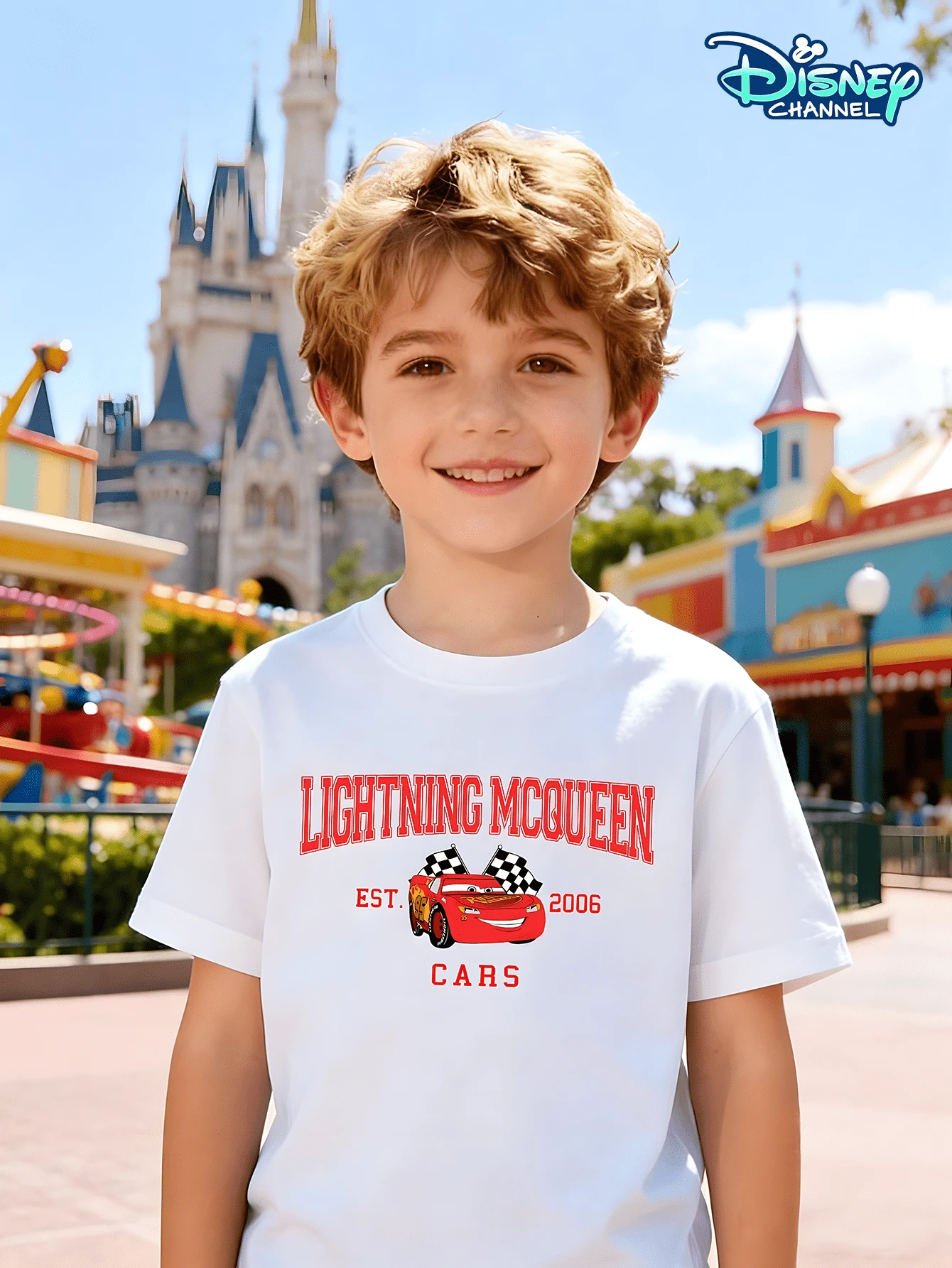 Hot-Selling Boys' Short-Sleeved T-Shirts – New Summer Styles For Children Aged 3–12, Featuring The Disney Cars Lightning McQueen Theme. The Front Features Simple "LIGHTNING MCQUEEN EST 2006" Lettering And A Mini Racing Car Print, While The Back Displays A Large Lightning McQueen Racing Car Graphic, A Victory Flag, And An All-Over "LIGHTNING" Lettering Pattern. This Pure White Crew Neck Tee With A Loose Fit Pairs Easily With Athletic Shorts, Cargo Pants, Jeans, Or Beach Shorts, And Is Perfect For Boys' Disneyland Trips, Racing-Themed Parties, Daily School Wear, Outdoor Cycling, Family Camping, And Weekend Shopping. Crafted From Soft, Breathable, Sweat-Absorbent Fabric, It Prevents Stuffiness, Is Highly Durable And Resists Deformation. Available In A Full Range Of Sizes To Fit Children Of Different Heights, Its Energetic Lightning McQueen Design Perfectly Captures Boys' Love Of Racing, Making It An Eye-Catching, Versatile Staple In Any Child's Summer Wardrobe. - 白色 - 查看 1