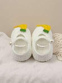 1 par de botitas de bebé hechas a mano a ganchillo, blancas con aplicación de plátano amarillo, decoración con botón de perla - Blanco - Ver 7