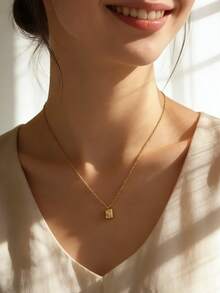 Charm-In Colar Feminino com Pingente de Placa Quadrada Banhado a Ouro, Joias com Desenho de Estrela de Zircônia Cúbica, Adequado para Uso Diário e Passeios Casuais, Presente Personalizado para Namorada e Melhor Amiga - Dourado - Visão 2