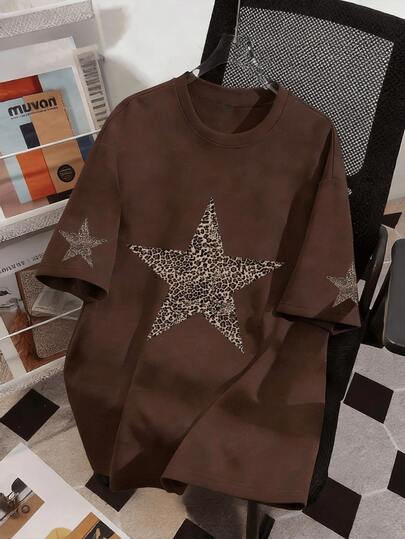 Camiseta de manga corta con cuello redondo, estampado de leopardo y estrellas, talla grande