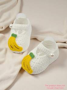 1 par de botitas de bebé hechas a mano a ganchillo, blancas con aplicación de plátano amarillo, decoración con botón de perla - Blanco - Ver 9