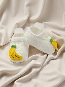 1 par de botitas de bebé hechas a mano a ganchillo, blancas con aplicación de plátano amarillo, decoración con botón de perla - Blanco - Ver 6