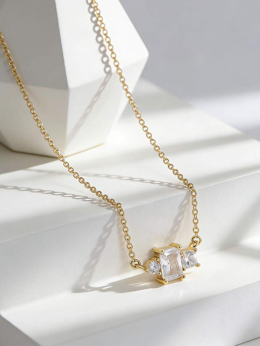 Charm-In 女士镀金几何锆石项链，三爪镶嵌锆石吊坠，简约闪耀风格，适合日常通勤和派对装扮，是送给女友或闺蜜的吸睛礼物 - 金色 - 查看 1