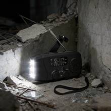 1个手摇式可充电收音机，13*6厘米太阳能应急收音机，AM/FM收音机，内置2000mAh电池，带高亮手电筒，适用于紧急情况和户外使用，是毕业礼物、单身派对礼物、伴娘礼物、父亲节礼物、万圣节装饰、万圣节礼物、伴娘邀请礼物、婚礼宾客回礼、生日派对装饰和婚礼用品的理想之选。 - 黑色 - 查看 4