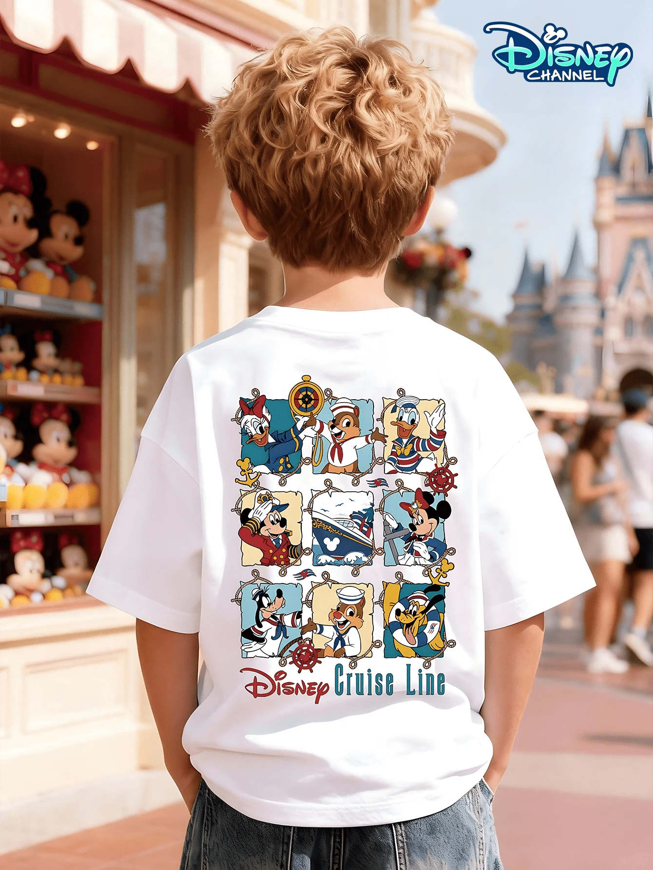 This Boys' Disney Cruise Series Mickey Mouse Captain Print Short-Sleeved T-Shirt Features A Small Logo On The Front And An All-Over Nautical Cartoon Pattern On The Back. Ideal For A Variety Of Occasions Including Disneyland Visits, Cruise Trips, Family Vacations, Birthday Parties, School Days, Summer Outings, Playdate Gatherings, And Theme Park Photo Shoots, It's The Perfect Souvenir For Family Trips. It Brings More Fun Interactive Moments For Kids At The Park And On Cruise Adventures, And Is Also Great For Casual Occasions Like School Days, After-School Activities, And Family Dinners. A Standout Piece For Sharing Your Child's Photos On Social Media And A Cherished Travel Memento, It Meets Parents' Dual Needs Of Creating Unique Travel Memories And Having A Practical Everyday Wear Piece For Their Kids. - 白色 - 查看 1