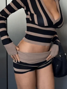 Women Striped Knit Micro Shorts Fold Over Elastic Waist Slim Fit Mini Bottom Y2k Lounge Sweater Shorts - màu đen - Xem 2