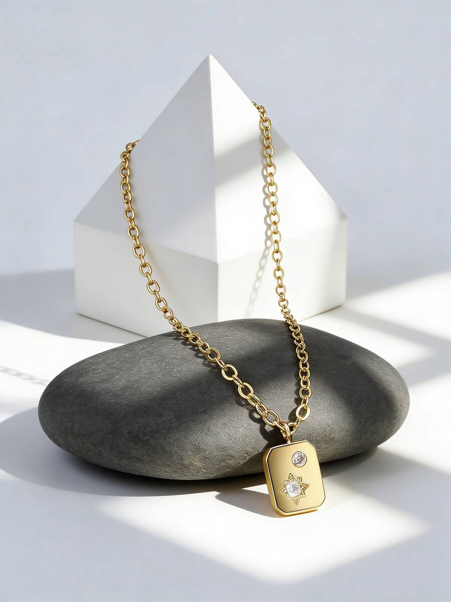 Charm-In Colar Feminino com Pingente de Placa Quadrada Banhado a Ouro, Joias com Desenho de Estrela de Zircônia Cúbica, Adequado para Uso Diário e Passeios Casuais, Presente Personalizado para Namorada e Melhor Amiga - Dourado - Visão 1