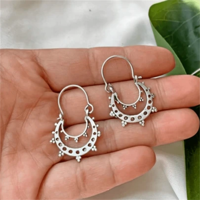 1 par de pendientes bohemios vintage con luna hueca tallada, adecuados para el uso casual diario de las mujeres o como regalo