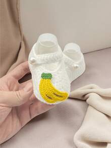 1 par de botitas de bebé hechas a mano a ganchillo, blancas con aplicación de plátano amarillo, decoración con botón de perla - Blanco - Ver 2