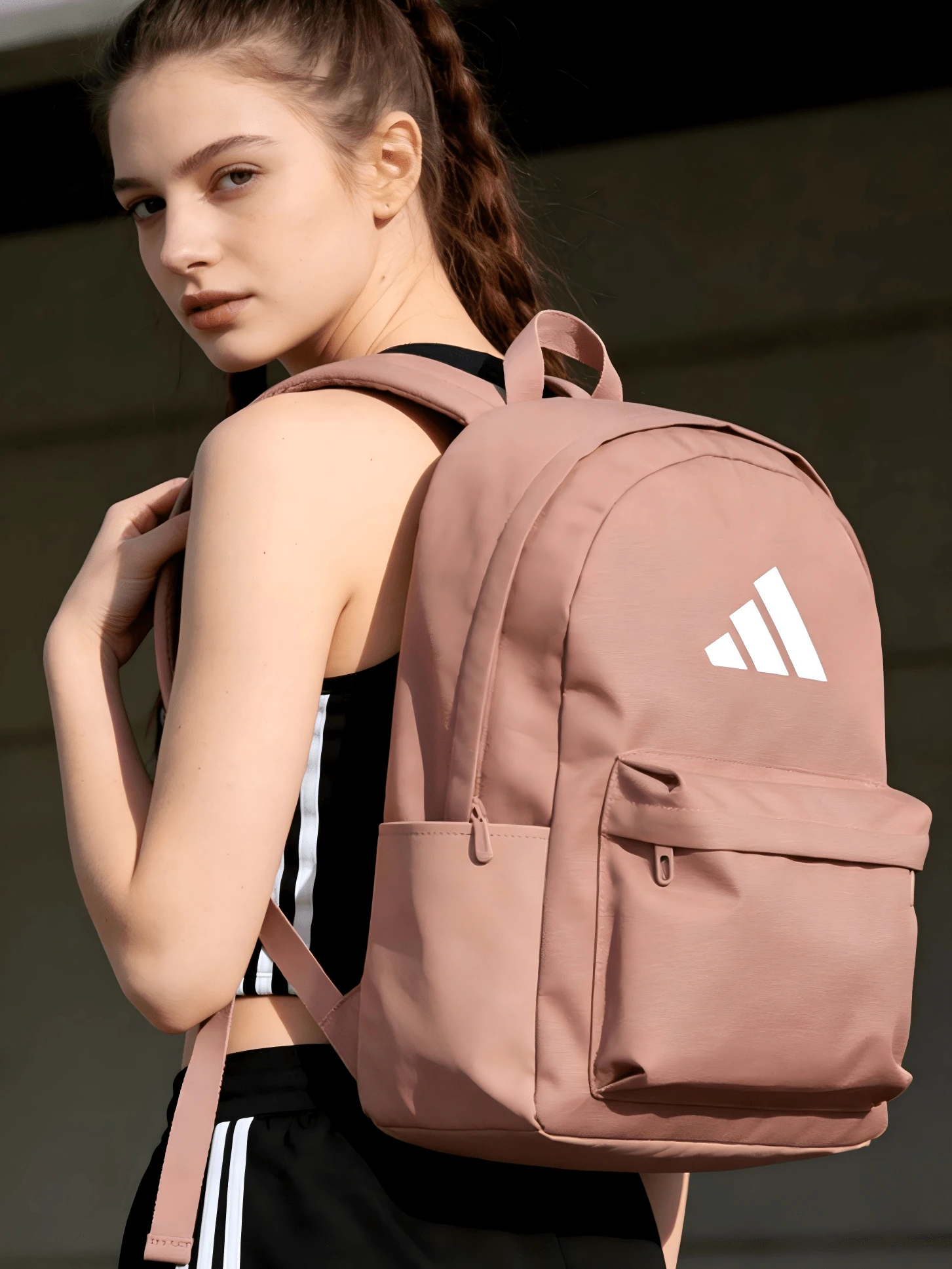 Adidas CLSC BARS BP 男女通用运动背包,户外旅行日用背包,学生书包(30.5*15*41.5厘米)IS7055 - 暖土褐色/白 - 查看 1