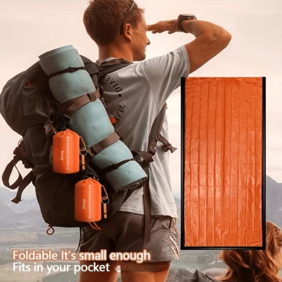 Este saco de dormir reutilizable es perfecto para excursionismo y campamento al aire libre. El llamativo color naranja asegura una alta visibilidad, facilitando que los equipos de rescate lo localicen, mientras que el silbato incorporado mejora la , permitiéndole señalar por ayuda en situaciones de emergencia. Fácil de transportar, se puede empacar fácilmente en una mochila, un kit de emergencia o un bolsillo, convirtiéndolo en un equipo esencial para excursionistas, campistas y entusiastas del aire libre.
