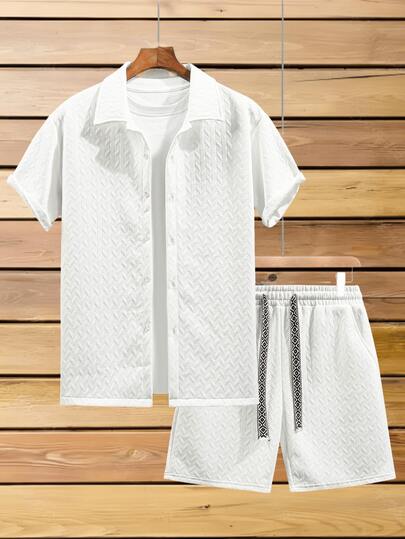 男士夏季休闲短袖衬衫套装（2件套），包括一件翻领纽扣衬衫上衣和一条抽绳腰短裤，时尚提花面料。