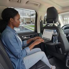 无纺布汽车座椅靠背储物袋（带可折叠托盘+可选侧网袋组合），多口袋悬挂式侧袋，黑/红饰边，适合存放饮料、平板电脑、笔记本电脑和配件，适用于SUV和轿车后排座椅 - 多款式 - 查看 11