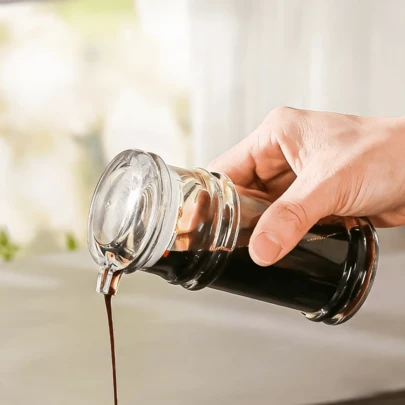 Um pequeno frasco para temperos pode ser usado para armazenar diversos condimentos, como óleo e molho. É fácil de transportar e usar, tornando-se um frasco muito prático para temperos, ideal para cozinhas e restaurantes.