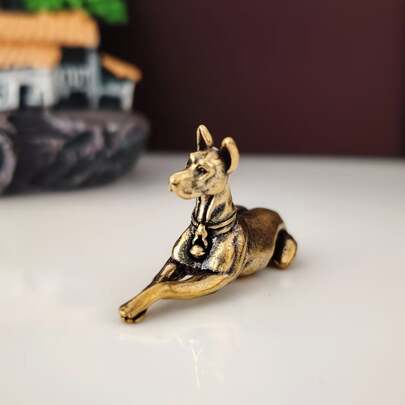 1件复古黄铜横式杜宾犬摆件，宠物狗爱好者装饰品，复古黄铜工艺桌面摆件，生日礼物，办公桌电脑装饰，场景装饰，桌面摆件